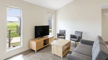 Garden View Cabin | Living area