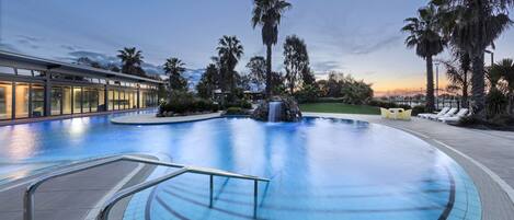 Inomhuspool och utomhuspool