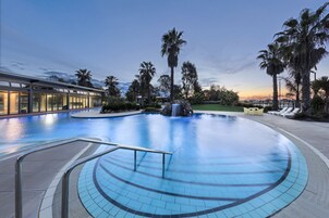 Una piscina techada, una piscina al aire libre