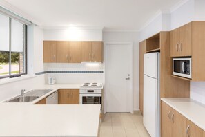 Appartement, 2 slaapkamers | Privékeuken | Een koelkast/vriezer, een magnetron, een kookplaat, een vaatwasser