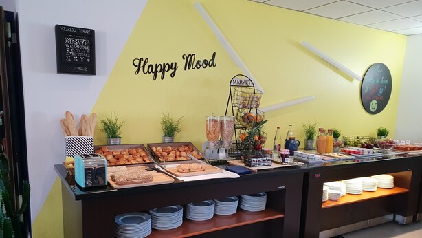 A breakfast buffet with various food items and a 'Happy Mood' sign on the wall. - ibis Styles Marseille Plan de Campagne (Les Pennes-Mirabeau)