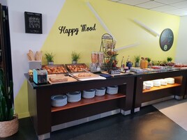 Café da manhã com buffet grátis todos os dias