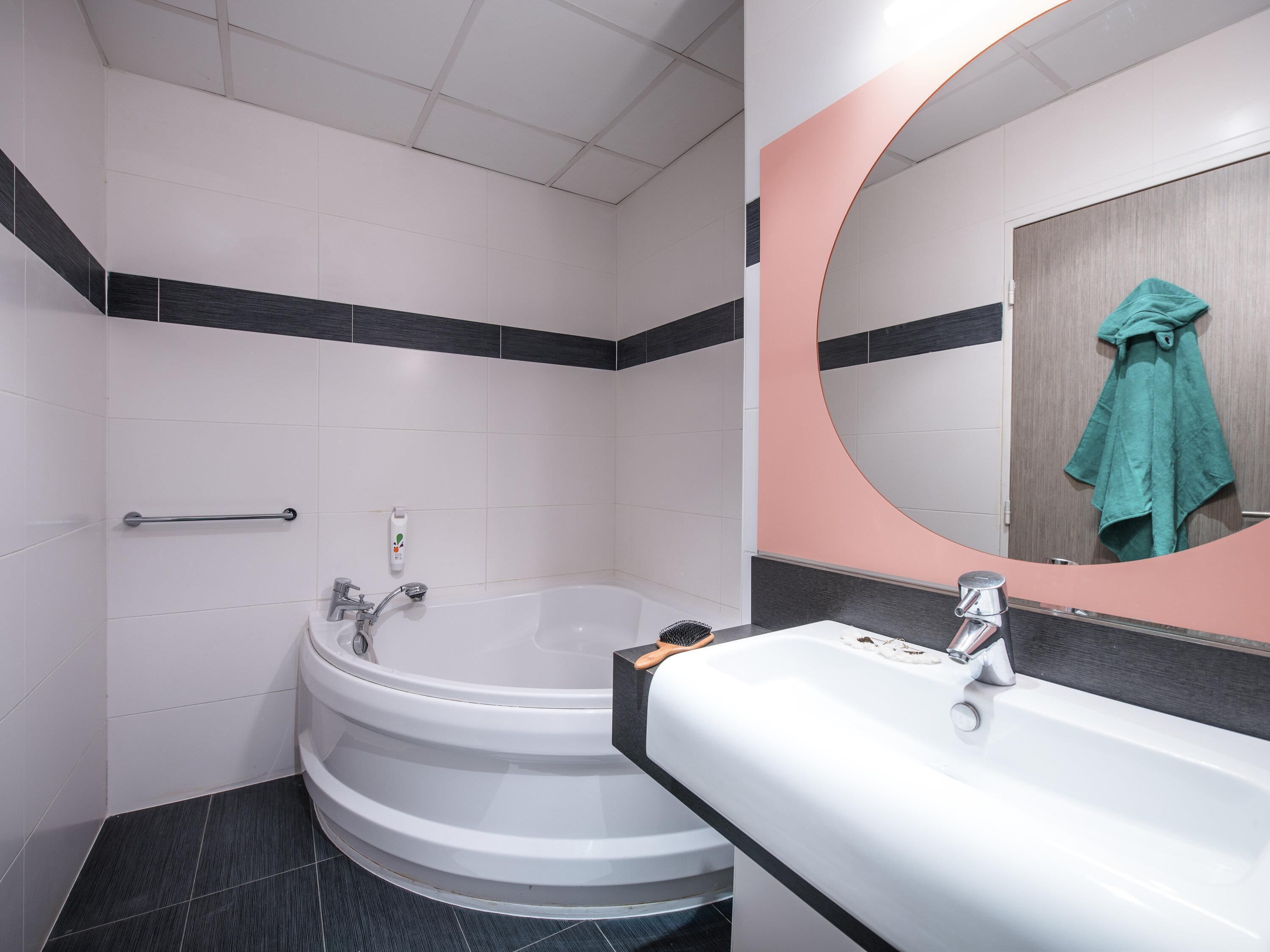 20 bedrooms, premium bedding, in-room safe, desk