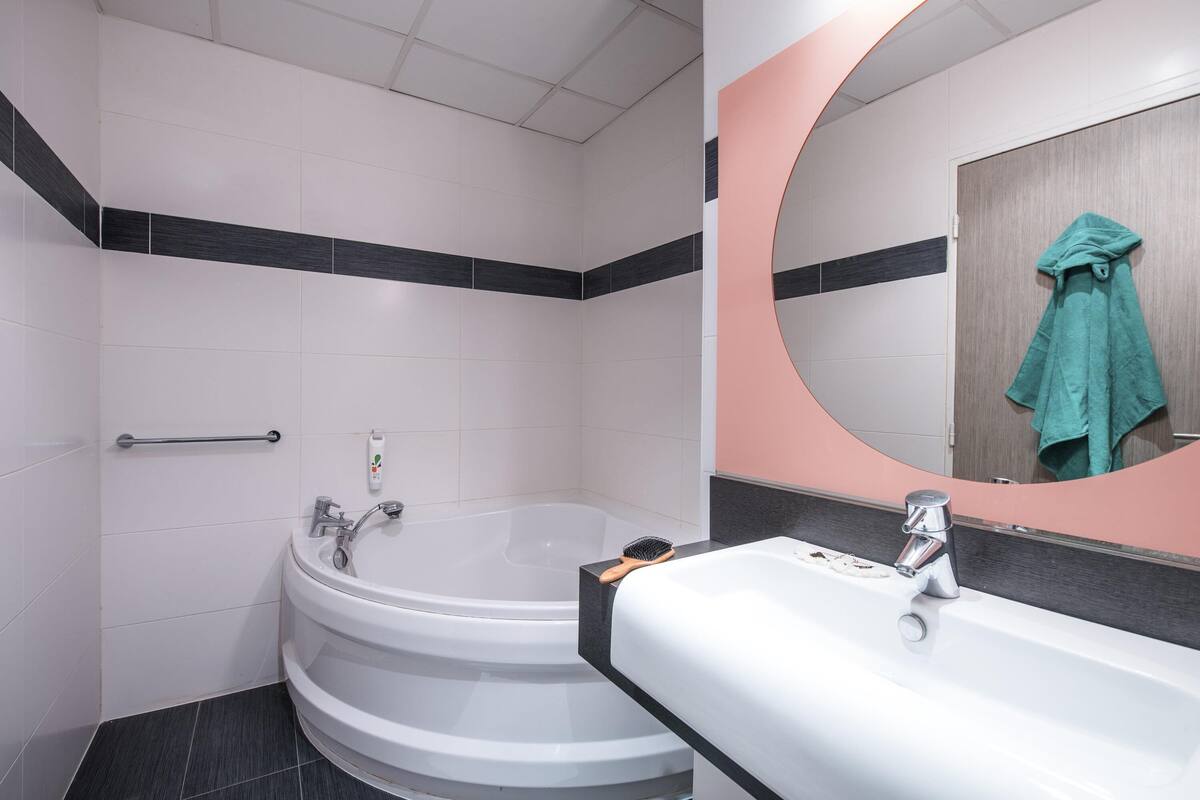 20 bedrooms, premium bedding, in-room safe, desk