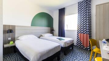 20 chambres, coffres-forts dans les chambres, bureau