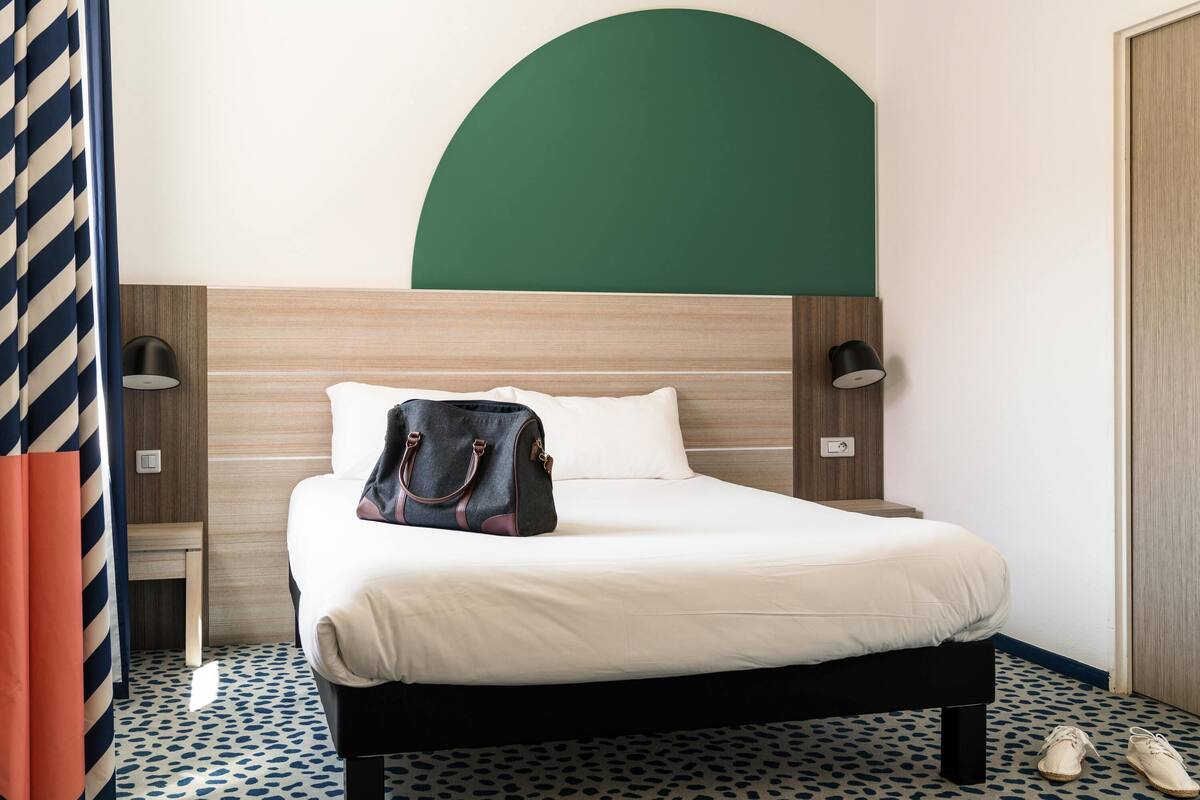 20 bedrooms, premium bedding, in-room safe, desk