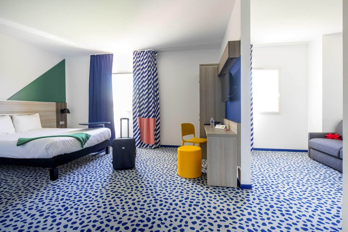 20 bedrooms, premium bedding, in-room safe, desk