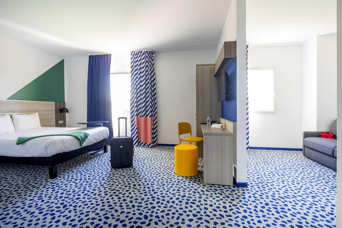 20 bedrooms, premium bedding, in-room safe, desk