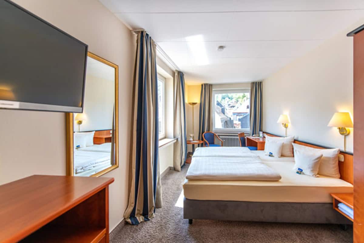 Camera con letto matrimoniale o 2 letti singoli, vista città | Minibar, una cassaforte in camera, una scrivania, insonorizzazione