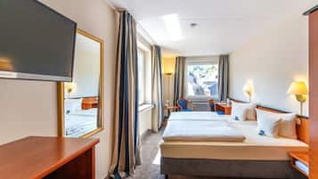 Camera con letto matrimoniale o 2 letti singoli, vista città | Minibar, una scrivania, insonorizzazione, Wi-Fi gratuito
