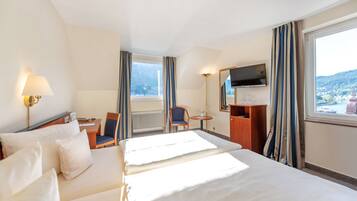 Kamer, uitzicht op rivier | Een minibar, een bureau, geluiddichte muren, gratis wifi