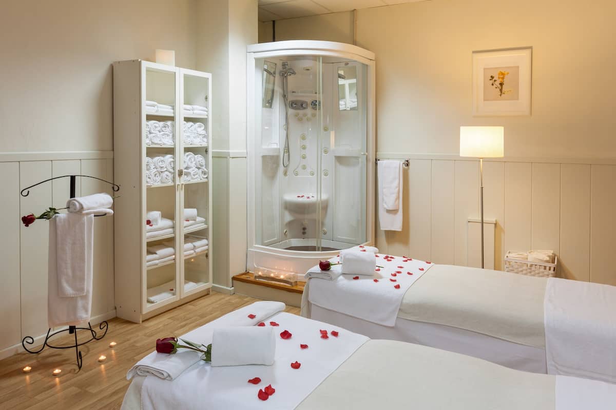 sauna, hot tub, steam room, body treatments, facials, massages