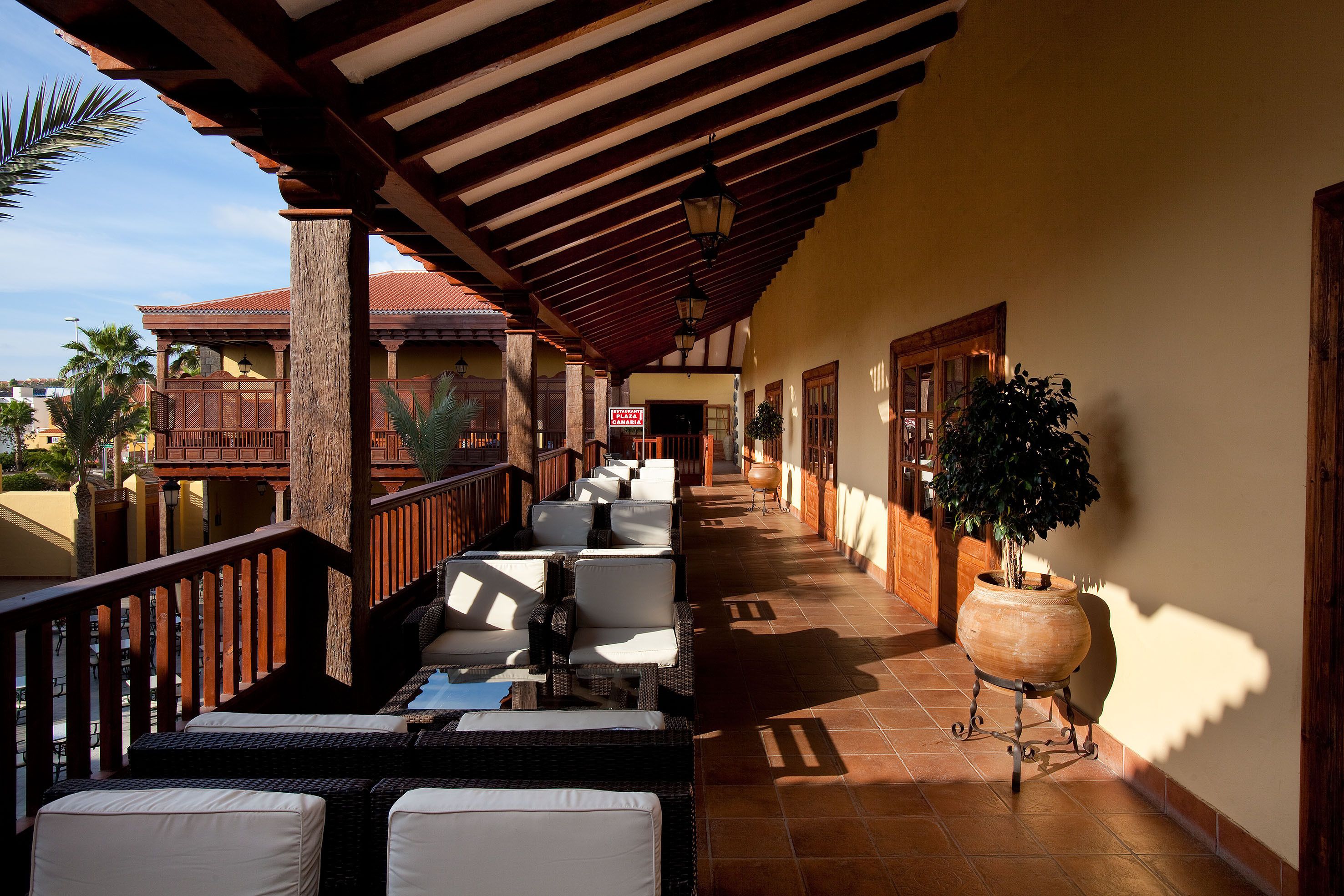 2 bars/lounges, 2 swim-up bars, 2 poolside bars