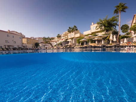 3 outdoor pools, open 10:00 AM to 6:00 PM, pool umbrellas, sun loungers