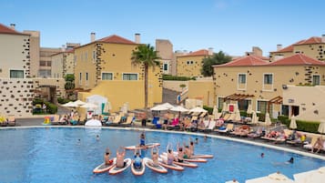 3 piscines extérieures, parasols de plage, chaises longues