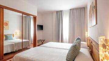 1 dormitori, caixa forta a l'habitació i cortines opaques