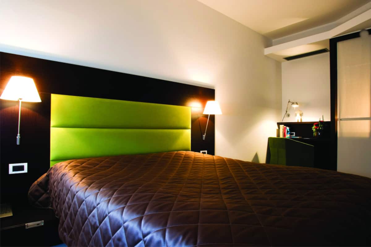 Italienische BettbezĂŒge von Frette, hochwertige Bettwaren, Zimmersafe