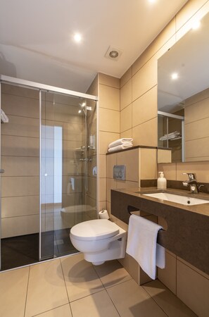 Appartamento, 1 camera da letto, vista oceano | Bagno | Doccia, set di cortesia gratuito, asciugacapelli, asciugamani