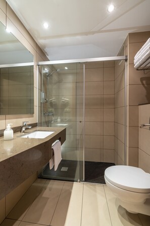 Studio | Bathroom | Shower, free toiletries, hair dryer, towels