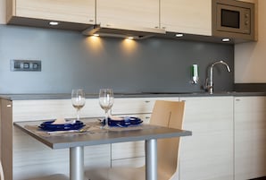 Refrigerador con freezer, microondas, placa de cocina, cafetera/tetera