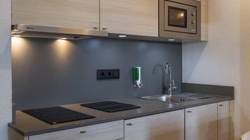 Täysikokoinen jääkaappi, mikroaaltouuni, liesi, kahvin-/teenkeitin