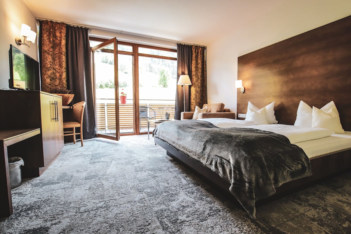 Luxe beddengoed, een kluis op de kamer, een bureau, geluiddichte muren