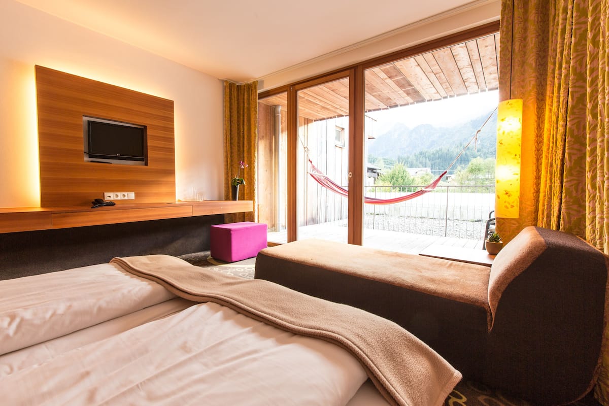 Rooftop Design Double Room M* (terrace and hammock) | Luxe beddengoed, een kluis op de kamer, een bureau, geluiddichte muren