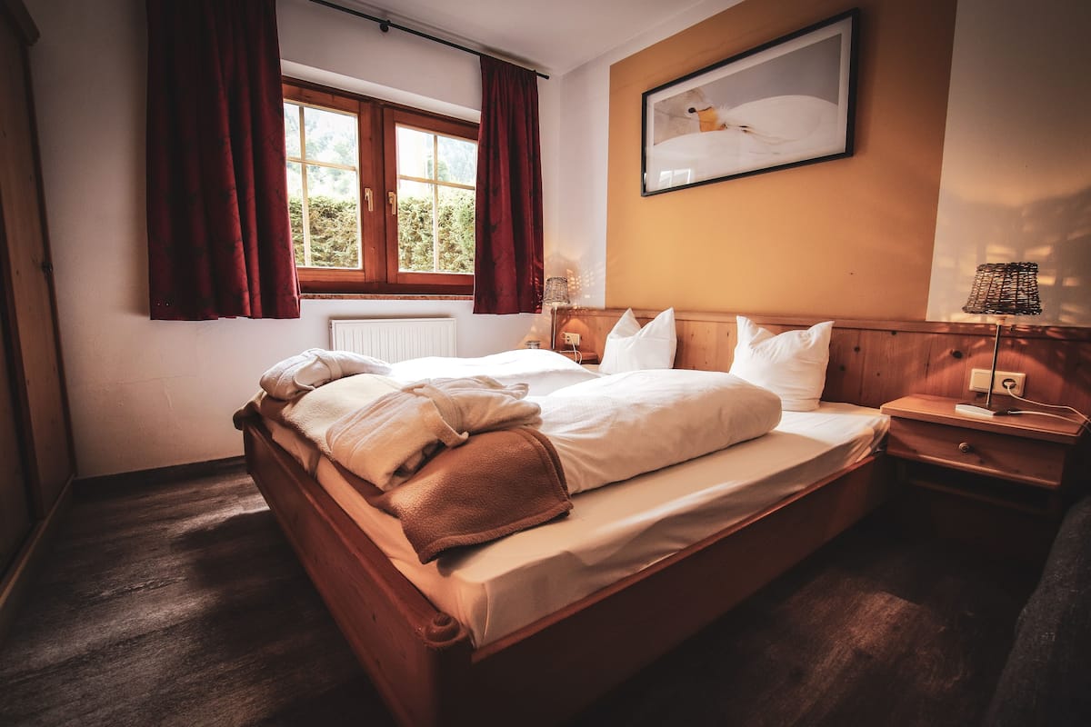 Style Apartment XL, 2 bedrooms and kitchenette | Luxe beddengoed, een kluis op de kamer, een bureau, geluiddichte muren