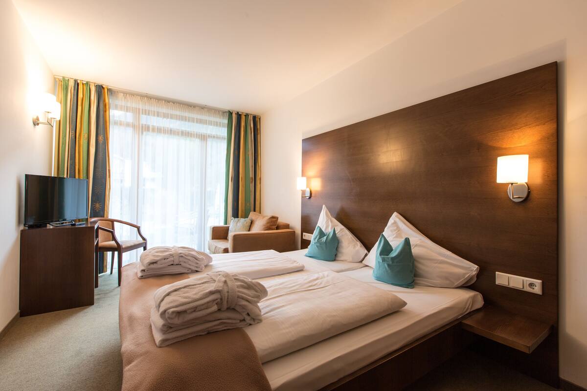 Suite, Garden View (XL) | Premium bedding, in-room safe, desk, soundproofing