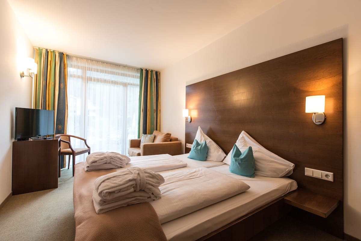 Suite, uitzicht op tuin (XL) | Luxe beddengoed, een kluis op de kamer, een bureau, geluiddichte muren