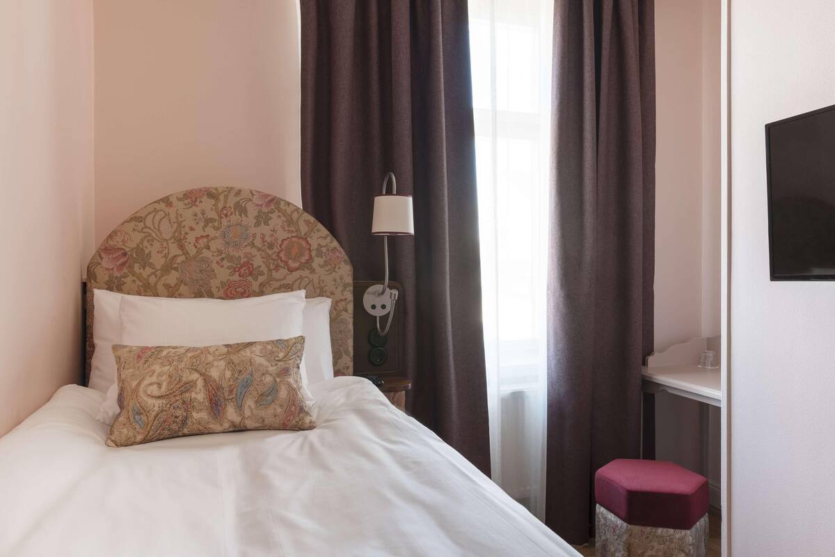 Surmatelas, coffres-forts dans les chambres, rideaux occultants