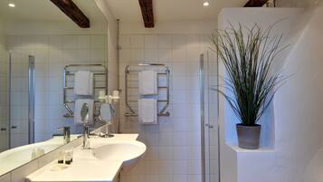 Dusch, gratis toalettartiklar, hÄrtork och handdukar