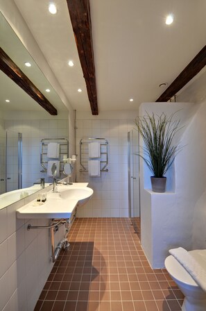Shower, free toiletries, hair dryer, towels - Hotel Ruth, Member of Worldhotels Crafted (Stockholm)