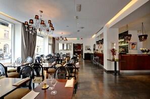 Serviço de café da manhã e jantar, restaurante ao ar livre