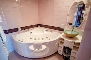 Quarto romântico | Banheiro | Produtos de toalete grátis, secador de cabelo, roupões de banho 