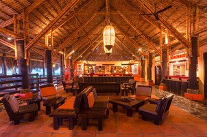 2 bares, bar junto a la piscina