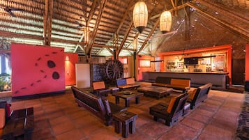 2 bares, bar junto a la piscina