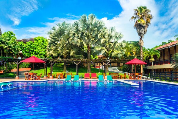 3 outdoor pools, pool umbrellas, pool loungers