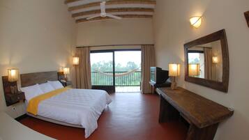 Standard Room | Peti besi dalam bilik, meja, langsir/tirai gelap terus