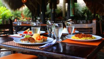 Alimentos y bebidas