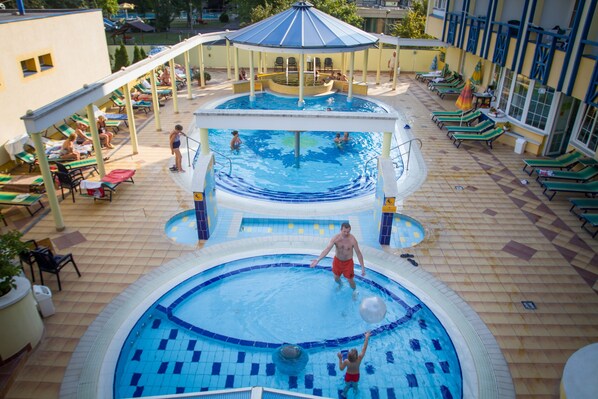 Outdoor pool, sun loungers - Rudolf Hotel Hajdúszoboszló (Hajduszoboszlo)