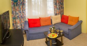 อพาร์ทเมนท์, 1 ห้องนอน | บริเวณนั่งเล่น | ทีวี