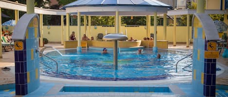 Açık yüzme havuzu, şezlonglar