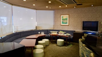 供應早餐、午餐及晚餐