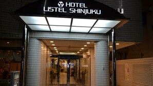L'ingresso dell'Hotel Listel Shinjuku, con facciata in piastrelle e insegna sopra l'entrata.