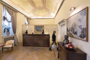 Reception - Grand Hotel della Posta, WorldHotels Distinctive (Sondrio)