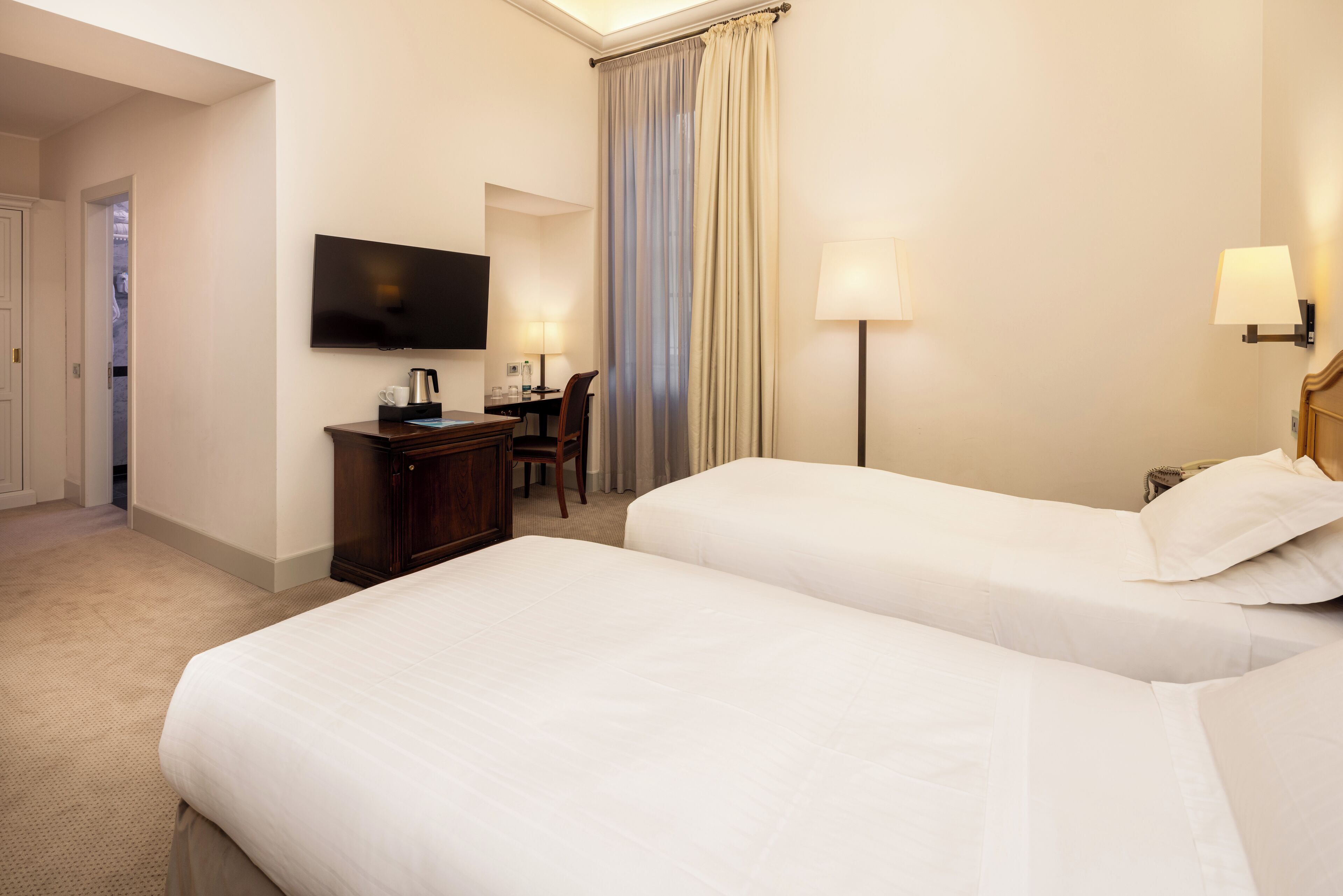 Habitación clásica, 1 cama de matrimonio, no fumadores (Converts to 2 Twin Beds) | Sábanas de algodón egipcio y ropa de cama de alta calidad