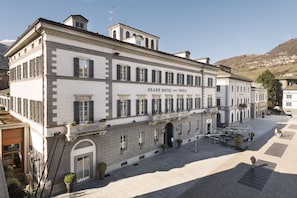 Un edificio grande e histórico con un letrero que dice 