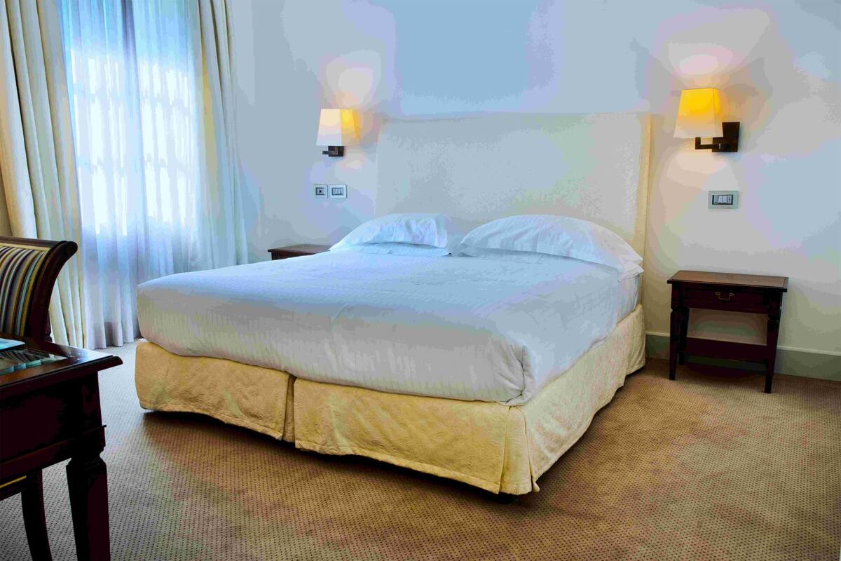 클래식룸, 퀸사이즈침대 1개, 금연 (Converts to 2 Twin Beds) | 이집트산 면 시트, 고급 침구, 오리/거위털 이불, 셀렉트 컴포트 침대