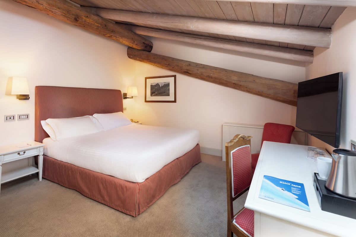 Egyptian cotton sheets, premium bedding, down duvets